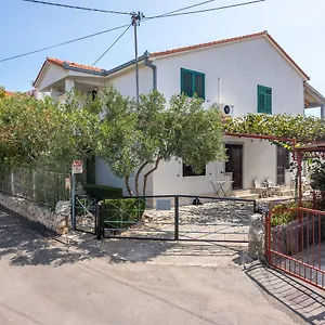 And Ruza Trogir